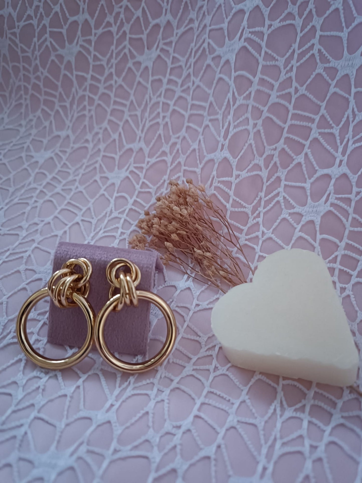 Eterna (richiama l’idea del cerchio senza fine)