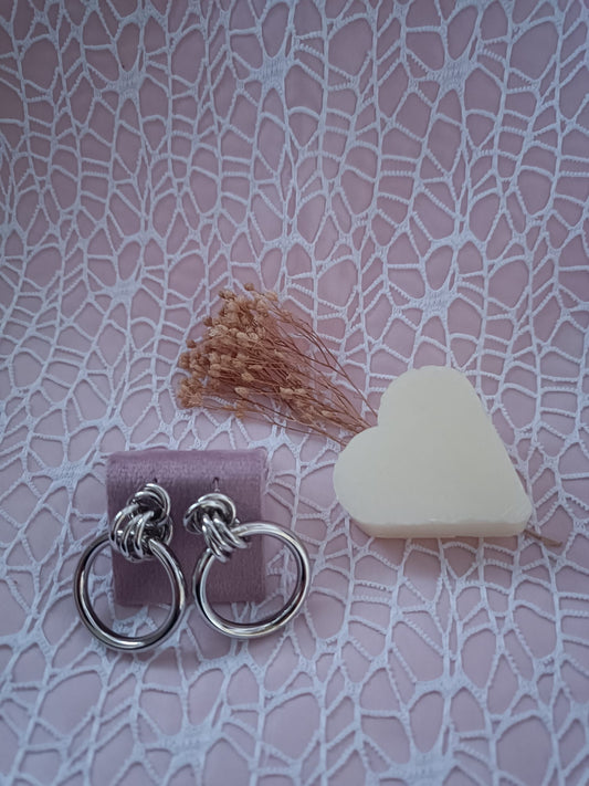 Eterna (richiama l’idea del cerchio senza fine)